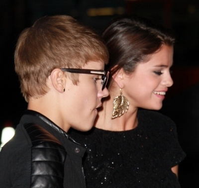 47864564_QRJDIBMFH - cat de mult o yuby pe selena gomez si justin bieber