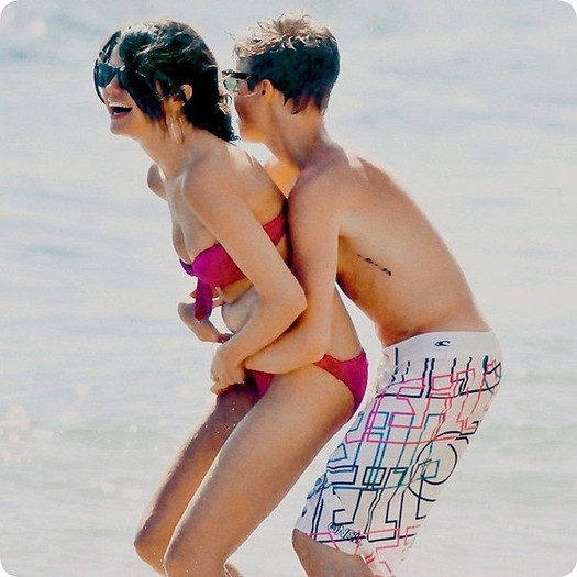 47889596_MJVUBKJWC - cat de mult o yuby pe selena gomez si justin bieber