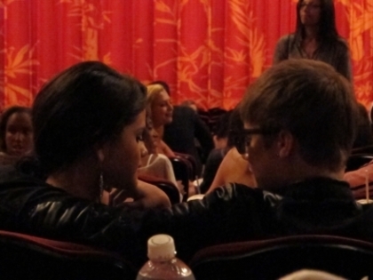 47890330_NUPHHUSXK - cat de mult o yuby pe selena gomez si justin bieber