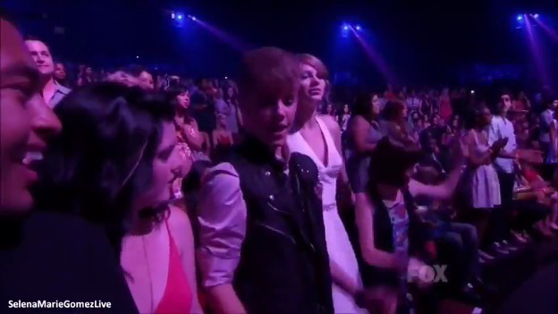 48290049_NXARVDJDF - cat de mult o yuby pe selena gomez si justin bieber