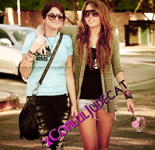 48398325_JQXHCNJEL - cat de mult o yuby pe selena gomez si justin bieber