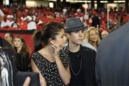 48428357_YELIKVIPJ - cat de mult o yuby pe selena gomez si justin bieber