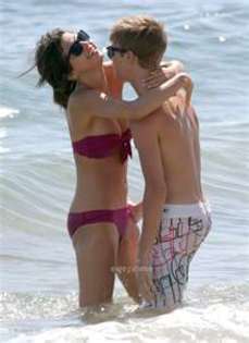 48453416_QECMGXGJX - cat de mult o yuby pe selena gomez si justin bieber