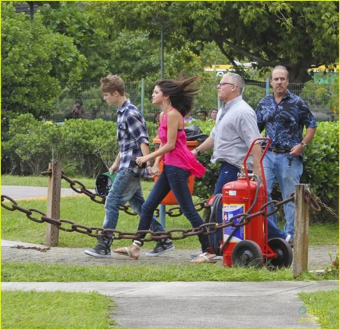 48824926_LEFSFVVBQ - cat de mult o yuby pe selena gomez si justin bieber