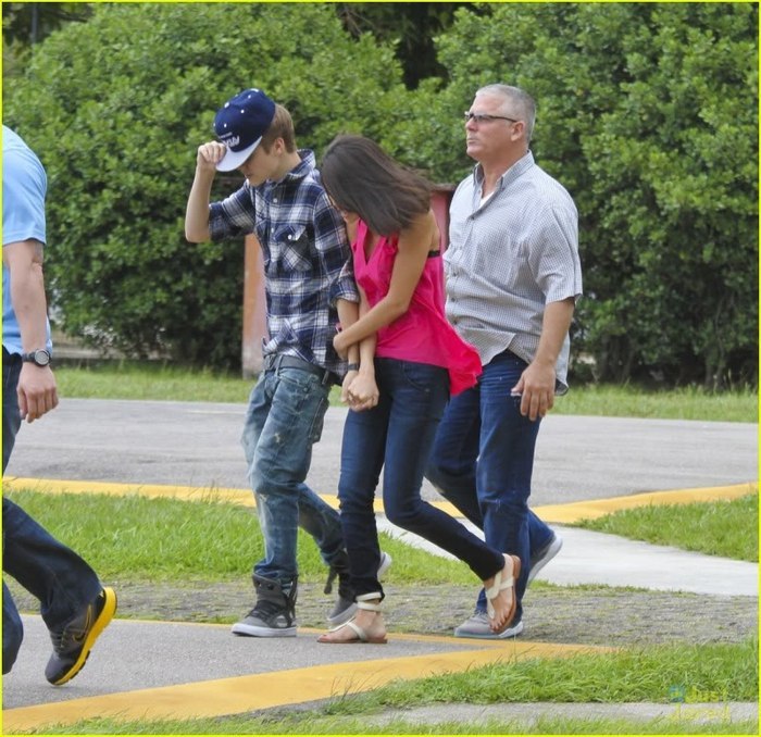 48824930_GPYTRFRZG - cat de mult o yuby pe selena gomez si justin bieber