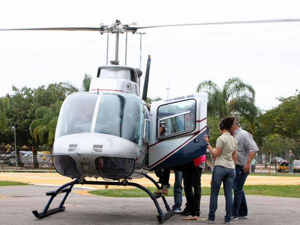 48824955_MYMECNVMV - cat de mult o yuby pe selena gomez si justin bieber