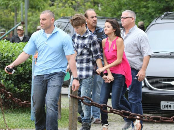 48824961_LZQBTIFWJ - cat de mult o yuby pe selena gomez si justin bieber