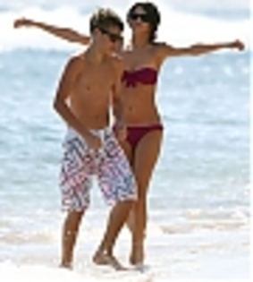 48862135_GLWHINKFH - cat de mult o yuby pe selena gomez si justin bieber