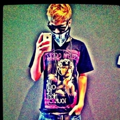 48876505_WRLSCEYNR - cat de mult o yuby pe selena gomez si justin bieber