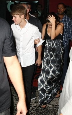 48905026_BXFOPVYJL - cat de mult o yuby pe selena gomez si justin bieber