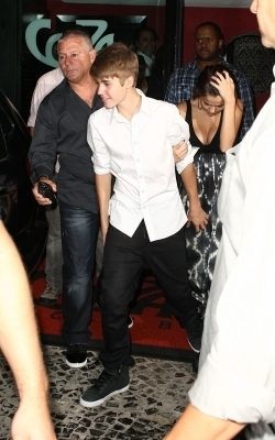 48905027_XGYLONJMM - cat de mult o yuby pe selena gomez si justin bieber