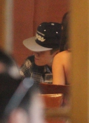 48905615_OZVLLGQTU - cat de mult o yuby pe selena gomez si justin bieber