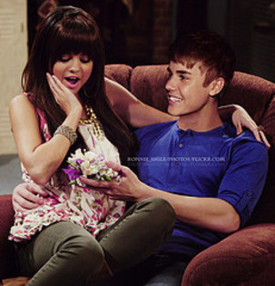 49151546_ASJMTFMIS - cat de mult o yuby pe selena gomez si justin bieber