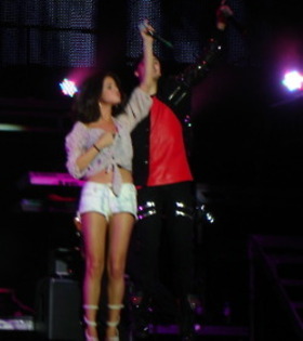 49229729_GBOMECTLD - cat de mult o yuby pe selena gomez si justin bieber