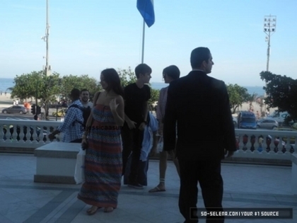 49229765_JMSFIHTRH - cat de mult o yuby pe selena gomez si justin bieber