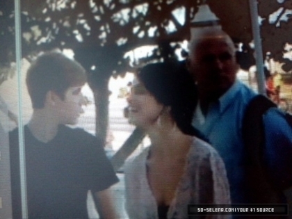 49229766_TLBOFAWGO - cat de mult o yuby pe selena gomez si justin bieber