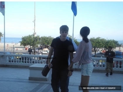 49229768_NZHSJTKOC - cat de mult o yuby pe selena gomez si justin bieber