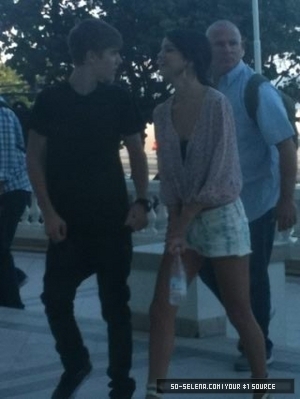 49229772_ZYPBRXVRZ - cat de mult o yuby pe selena gomez si justin bieber