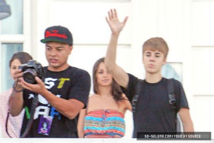 49229773_ASPKUCBLX - cat de mult o yuby pe selena gomez si justin bieber