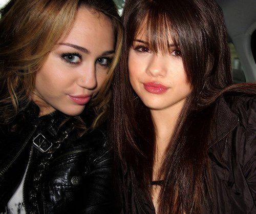 49248247_MOZWCVBYS - cat de mult o yuby pe selena gomez si justin bieber