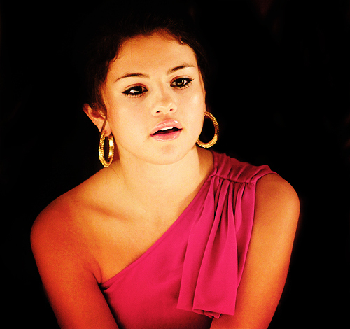 49248702_GLNCETJMV - cat de mult o yuby pe selena gomez si justin bieber