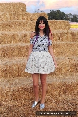 49262592_AJESQFLBM - cat de mult o yuby pe selena gomez si justin bieber