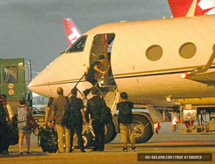 49262990_MNNXPKIZN - cat de mult o yuby pe selena gomez si justin bieber