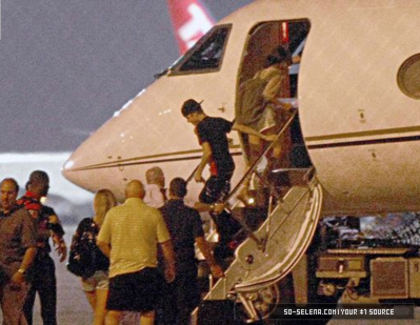 49262993_BGOBDPPXW - cat de mult o yuby pe selena gomez si justin bieber