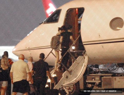 49262994_QGVGSIUPX - cat de mult o yuby pe selena gomez si justin bieber