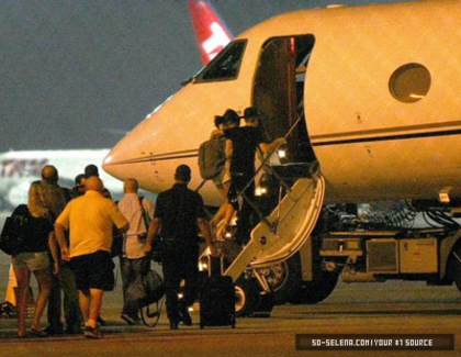 49262998_KBWGSCCZV - cat de mult o yuby pe selena gomez si justin bieber