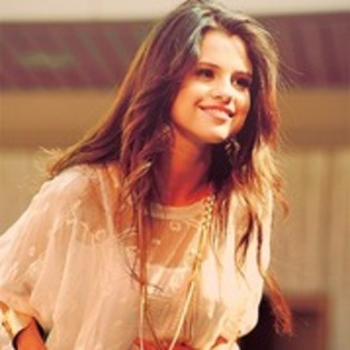 49263550_JWKOIGGRA - cat de mult o yuby pe selena gomez si justin bieber