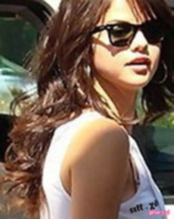 49381394_XFATYSSEO - cat de mult o yuby pe selena gomez si justin bieber