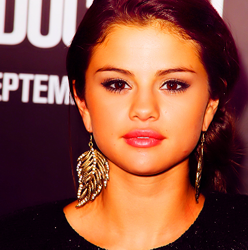 49655025_MTWGSMJEJ - cat de mult o yuby pe selena gomez si justin bieber