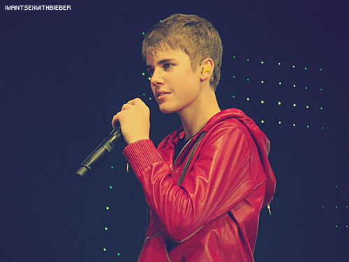 49655590_BEEHRWQRT - cat de mult o yuby pe selena gomez si justin bieber