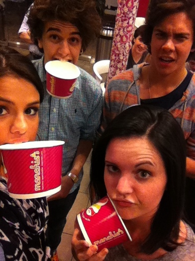 284925918 - cat de mult o yuby pe selena gomez si justin bieber