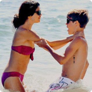 47995726_VVFFULMUQ - cat de mult o yuby pe selena gomez si justin bieber