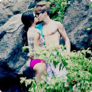 47995752_YQTGYQVKC - cat de mult o yuby pe selena gomez si justin bieber