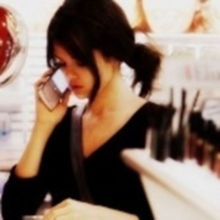 47999120_FBWHOLMXZ - cat de mult o yuby pe selena gomez si justin bieber