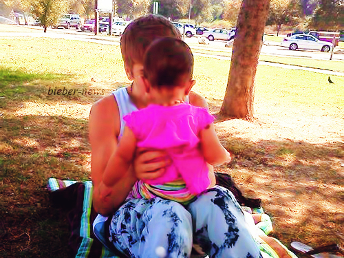 48159849_XPCOVXDBH - cat de mult o yuby pe selena gomez si justin bieber