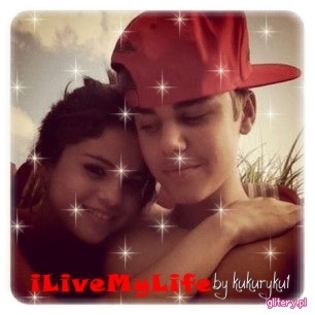47991672_OFMECTVGE - cat de mult o yuby pe selena gomez si justin bieber