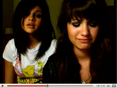 Demi : Este vorba despre Just. , s-a sarutat cu alta fata...iti arat poza :