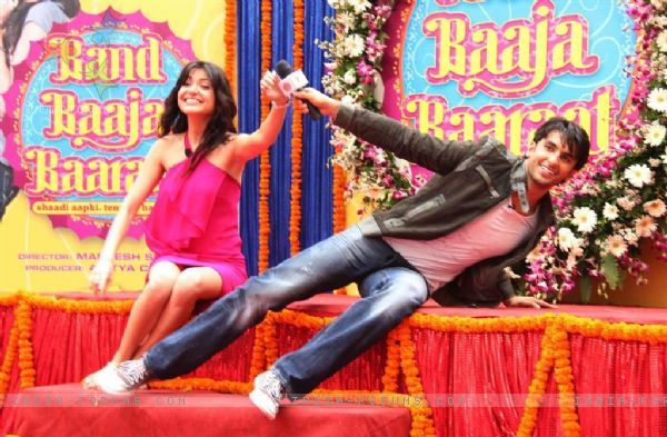 102876-anushka-sharma-and-ranveer-singh-at-press-conference-first-look