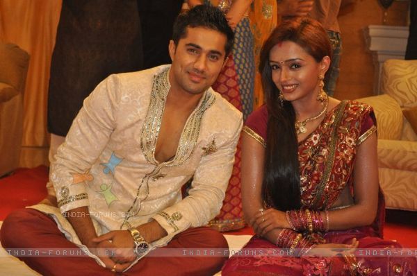 163486-parul-and-vishal-in-tv-show-rishton-se-badi-pratha - Hindi HINDI DE MODIFICAT