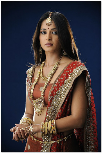 anushka royal look in saree