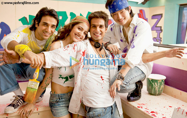 Anushka_Sharma_in_hot_pants_with_Shahid_Kapoor_in_Badmaash_Company