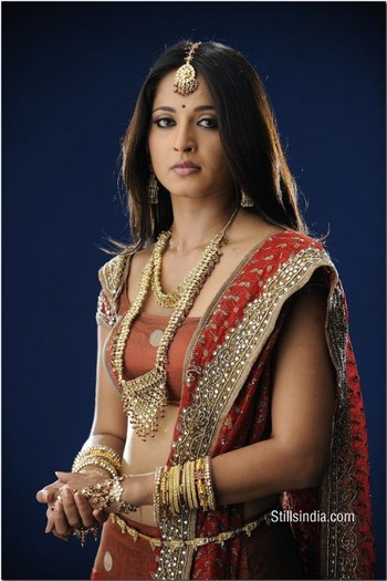 anushka-arunthathi-stills-1_900