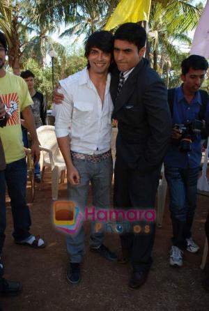 normal_300_Karan Singh Grover, Mohnish Behl at Dill Mill Gaye on location in Madh on 13th Feb 2009
