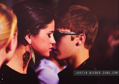 selena-gomez-angry - cat de mult o yuby pe selena gomez si justin bieber