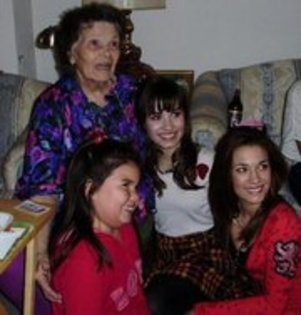 148572_134132289976070_100001378983248_169060_7135179_a - vacanta in america alaturi de Demi lovato