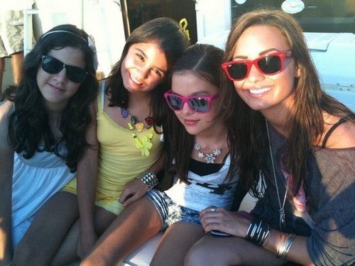 154375_134132186642747_100001378983248_169052_4749968_n (1) - vacanta in america alaturi de Demi lovato
